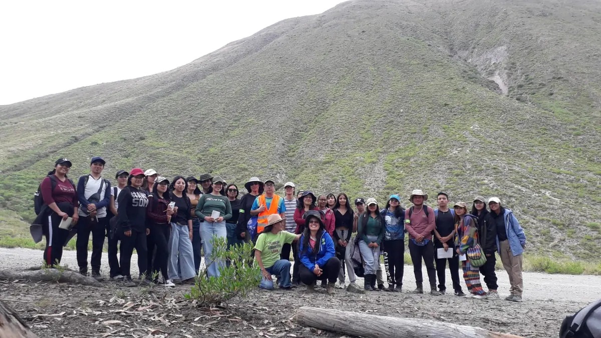 Grupo de estudiantes y guías durante un recorrido educativo de Huayco Vivo en una quebrada de Quito