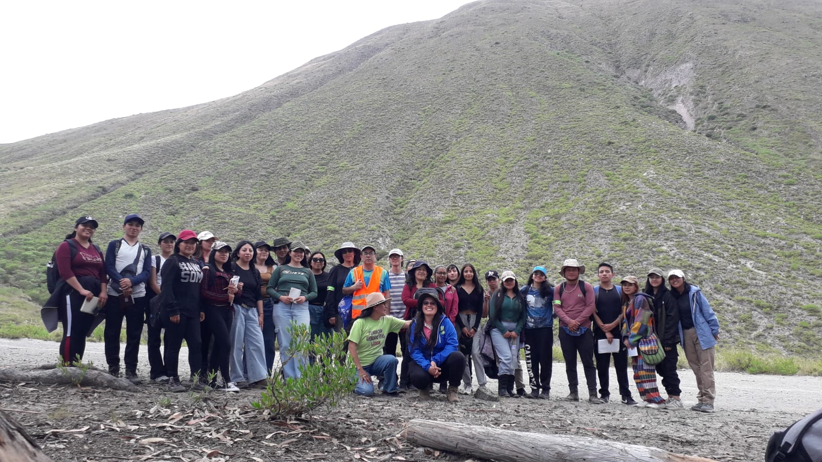 Grupo de estudiantes y guías durante un recorrido educativo de Huayco Vivo en una quebrada de Quito