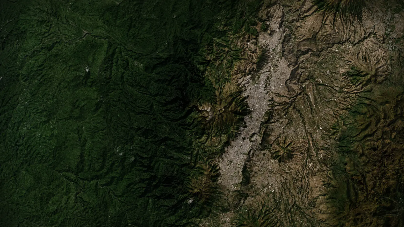 Vista satelital referencial del relieve y el área urbana de Quito